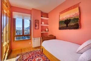 A bed or beds in a room at Montesqui Formigal, exclusivo ático con vistas a pistas, guardaesquis y garaje