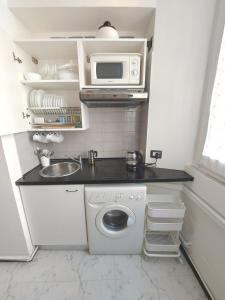 une petite cuisine avec un évier et un micro-ondes dans l'établissement Corso Genova - Milano Navigli, à Milan 36 autres photos