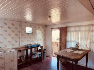- une cuisine avec une table en bois dans une chambre dans l'établissement Mi Posada - La Cruz, Gte, à La Cruz