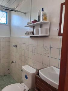 La salle de bains est pourvue de toilettes et d'un lavabo. dans l'établissement Mi Posada - La Cruz, Gte, à La Cruz