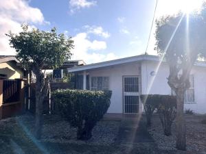 una casa blanca con árboles delante de ella en Mi Posada - La Cruz, Gte, en La Cruz