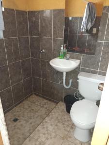 łazienka z toaletą i umywalką w obiekcie Hotel y Restaurante Tzutujil w mieście San Lucas Tolimán