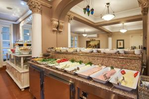 una línea de buffet con muchos tipos diferentes de comida en Celal Sultan Hotel Special Class, en Estambul