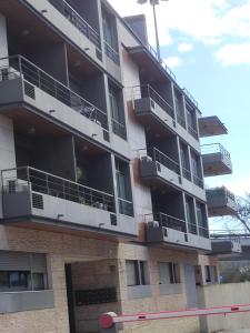 un immeuble d'appartements avec balcon sur le côté. dans l'établissement 理想方向, à Lisbonne