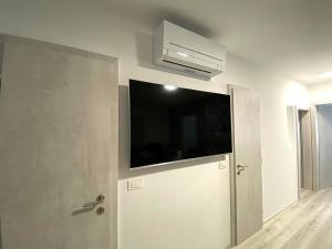 TV a/nebo společenská místnost v ubytování XO ROOMS & APARTMENTS MARIBOR with free private parking