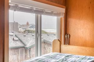 - une chambre avec une fenêtre donnant sur l'océan dans l'établissement Ford House, à Waldport