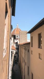une vue aérienne sur une allée entre deux bâtiments dans l'établissement Relais Condotta, à Florence