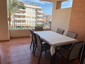 stół i krzesła na balkonie z widokiem na budynek w obiekcie Apartamento Canet d’en Berenguer w mieście Canet de Berenguer