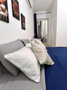 - un ensemble d'oreillers assis sur un lit dans l'établissement Habitación Doble o sencilla en apartamento Compartido en Gzira Malta , zona centrica, à Il-Gżira