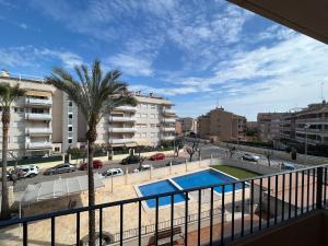 卡耐特蒂貝蘭格的住宿－Apartamento Canet d’en Berenguer，从带游泳池的停车场阳台欣赏风景