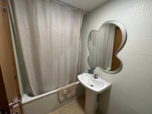 bagno con lavandino e specchio di Apartamento Canet d’en Berenguer a Canet de Berenguer