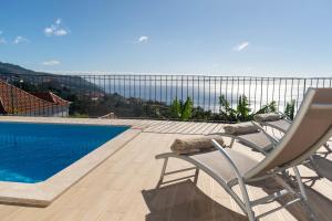 Bazén v ubytování Villa Encina, casa familiar, piscina e vista mar nebo v jeho okolí
