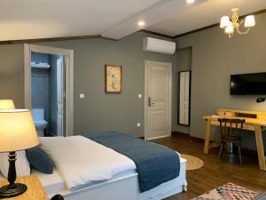 Dormitorio con cama, escritorio y TV en Loka Suites, en Estambul