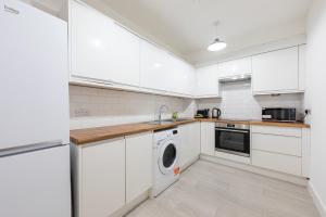 Cucina o angolo cottura di Functional Budget Stay with Wi-Fi and Laundry Facilities near Tube Station