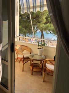 d'un balcon avec une table et des chaises et une vue sur la plage. dans l'établissement Pandora's Seaview Apartment, à Durrës