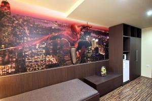 una habitación con un hombre araña pintando en la pared en Corvin Apartman, en Gyula