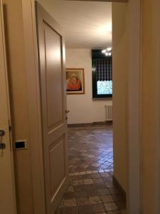 ベルガモにあるB&B la casa di Pinaのタイルフロアの廊下への開口ドア