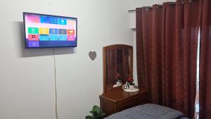 TV a/nebo společenská místnost v ubytování Lovely Room For Rent