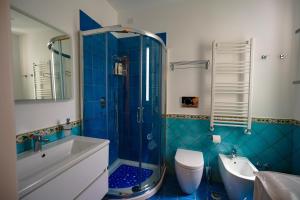 Ванная комната в Levante - lovely flat with terrace & sea view +37 фотографий