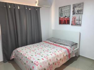 1 dormitorio con cama y cortina gris en Bellomar I Exclusive Juan Dolio Playa Hemingway, en Juan Dolio