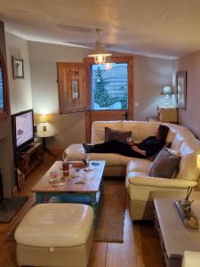 Ruang duduk di Fyne Byre Cottage - Barn Conversion with Hot Tub