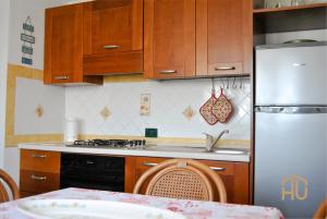 ブドーニにあるVilla Pietra Rossaのキッチン(木製キャビネット、ステンレス製の冷蔵庫付)