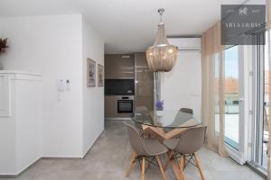 a dining room with a glass table and chairs at VILLA LJUBAS in Srima