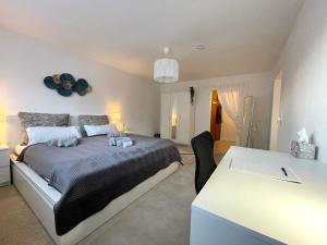 a bedroom with a large bed and a desk at Stilvolle 52qm Wohnung in attraktiver Lage in Essen