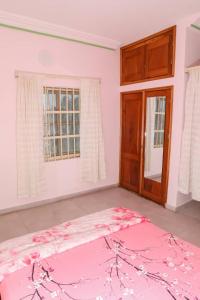 a room with a pink rug on the floor at Le Doux Refuge in Djérigbé