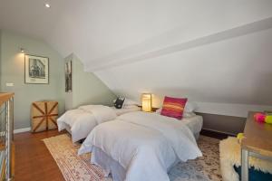 1 dormitorio con 3 camas con sábanas blancas en Delamarele, en Medlow Bath