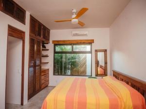 Schlafzimmer mit einem Bett und einem Deckenventilator in der Unterkunft Casa Pelicano in Puerto Escondido