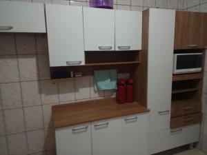 Køkken eller tekøkken på Acomodação Pai eterno + 18 billeder