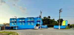 un edificio azul al lado de una calle en Santa Catarina Hotel, en Aparecida