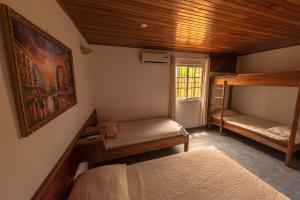 una camera con 2 letti a castello e un dipinto sul muro di Hotel Posada Los Delfines a Bocas del Toro