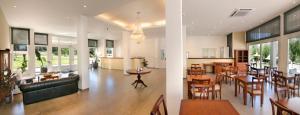 una hall con ristorante con tavoli e sedie di StradivariuS Hotel Boutique a Villa General Belgrano