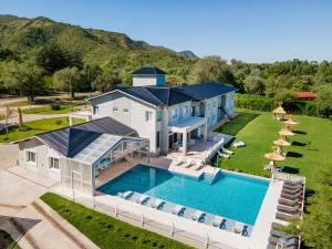 uma vista aérea de uma casa com piscina em StradivariuS Hotel Boutique em Villa General Belgrano