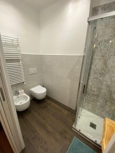 a bathroom with a shower and a toilet and a sink at Oca Carolina in Buttigliera Alta
