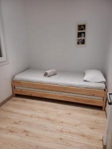 a bed sitting in a corner of a room at Fabuloso piso a estrenar en el centro de Santiago in Santiago de Compostela