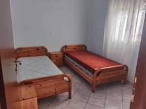 Dos camas individuales en una habitación con ventana. en Silence area 1 in north Athens, en Acarnas 21 fotos más