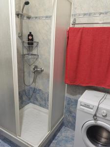 y baño con ducha y lavadora. en Silence area 1 in north Athens, en Acarnas