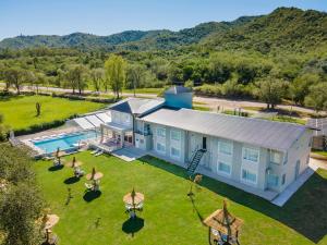 een luchtzicht op een huis met een zwembad en een tuin bij StradivariuS Hotel Boutique in Villa General Belgrano