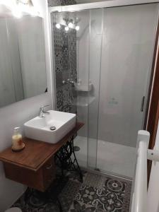 比拉法梅斯的住宿－Vivienda turística Ca Lola，一间带水槽和淋浴的浴室