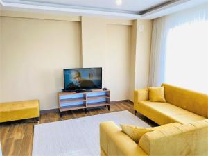 un soggiorno con divano e TV di Antalya Konyaaltı Liman A5- Denize Yakın a Antalya (Adalia)