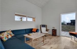 een woonkamer met een blauwe bank en een tafel bij Nice Home In Sams With Kitchen in Ballen