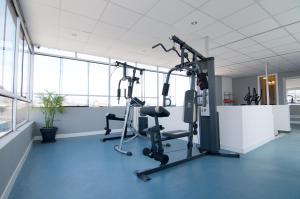 una oficina con un gimnasio con máquinas de correr en Hotel Tierrasur, en Arequipa