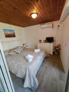 een slaapkamer met een groot bed en een bureau bij La Gallizza in Cefalù