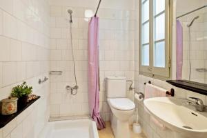Kúpeľňa v ubytovaní Figueres Old town apartment + 18 fotografií