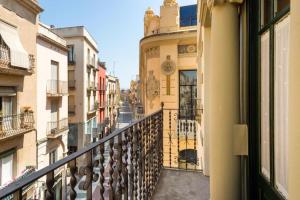een balkon met uitzicht op een gebouw bij Apartament Centre Vila Figueres in Figueres