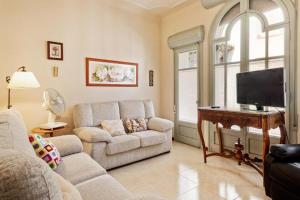 a living room with a couch and a flat screen tv at Apartament Centre Vila Figueres in Figueres