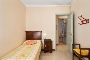 een slaapkamer met een bed, een tafel en een stoel bij Apartament Centre Vila Figueres in Figueres